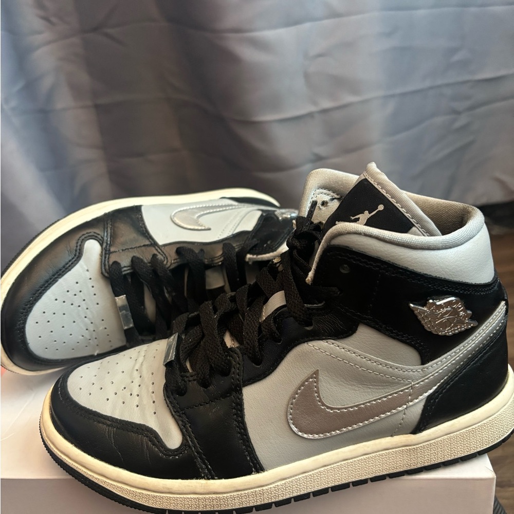Women Jordan 1 Mid SE size 6.5  Black/Gray - Picture 8 of 10